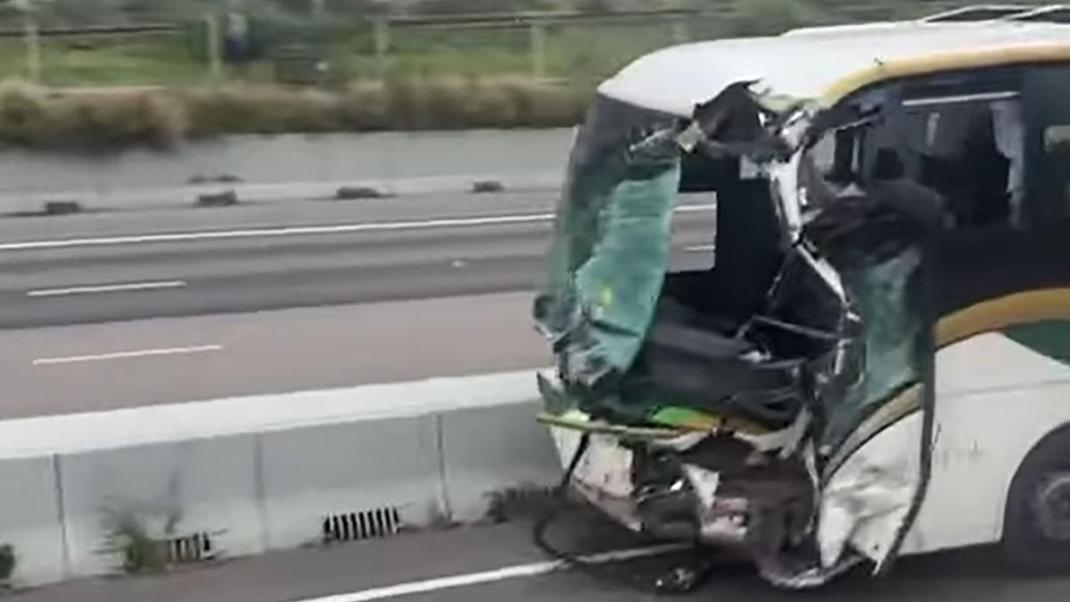 有旅遊巴在北大嶼山公路撞向「箭嘴車」。(網上影片截圖)