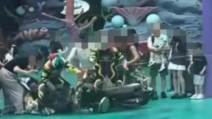 珠海度假區電單車表演突然衝入人群　多名孩童被壓倒