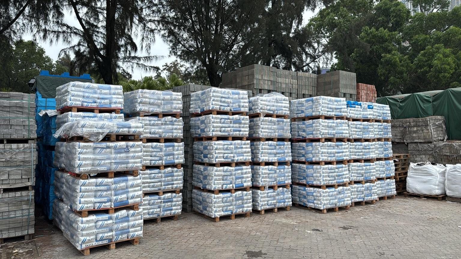 圖示檢獲的懷疑冒牌瓷磚黏結劑。（政府新聞處圖片）