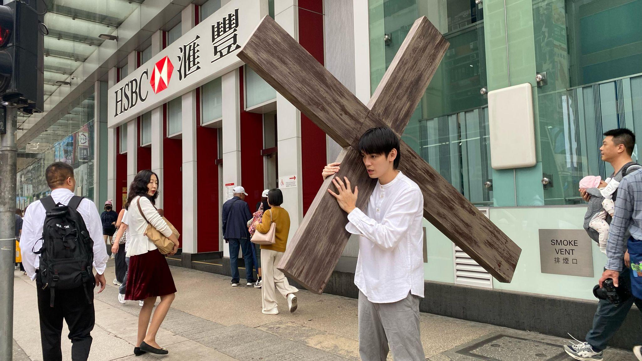 不赦之罪｜George歐鎮灝鬧市贖罪 孭巨型十字架赤腳遊街