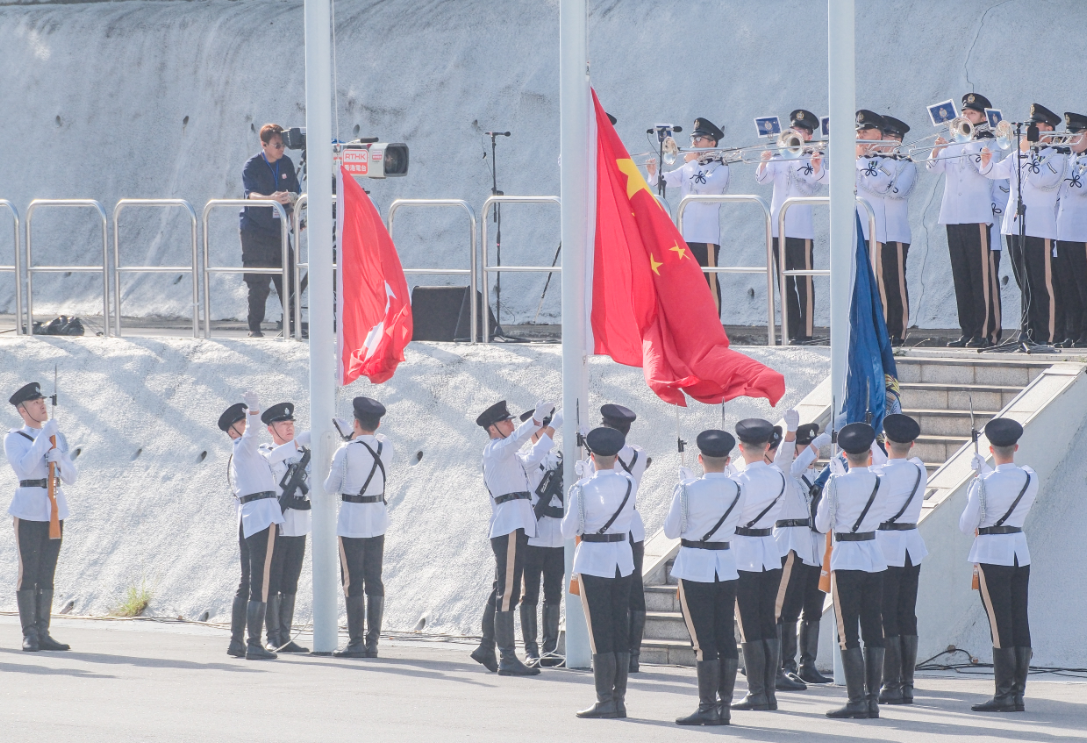 全民國家安全教育日，保安局帶領轄下紀律部隊在香港警察學院聯合舉行升旗儀式，由政務司司長陳國基主禮。（中通社)