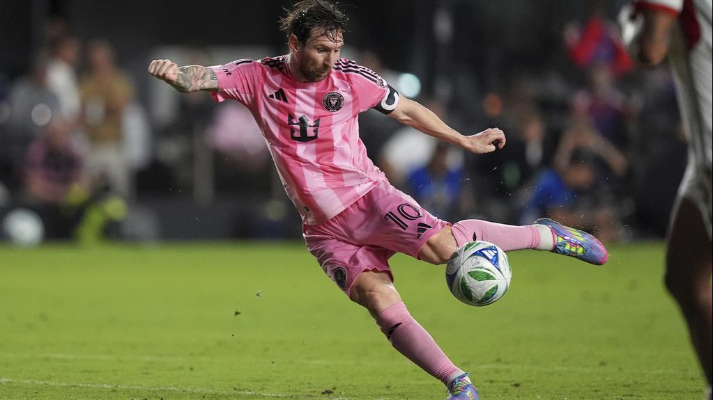 美斯轉身抽入，為國際邁亞密追平。(美聯社)