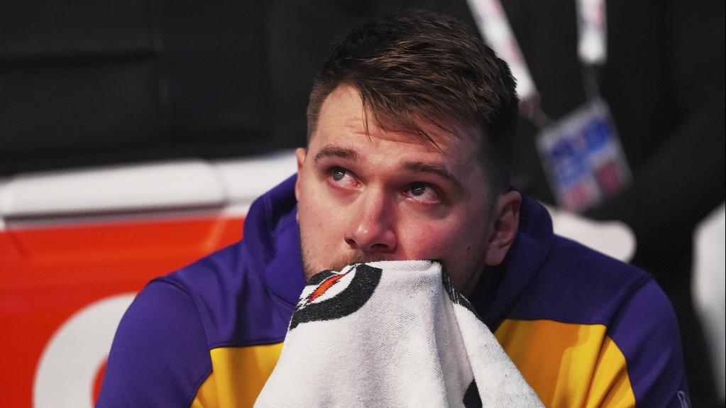 首次帶隊重返達拉斯，當錫因為球迷賽前的支持而感動。(美聯社)