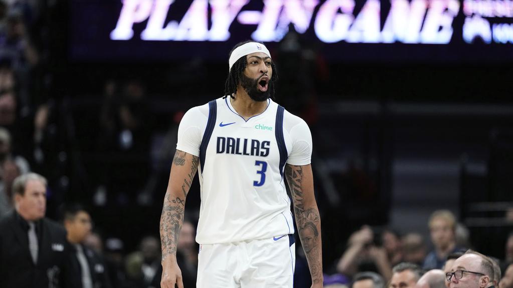 安東尼賽維斯帶領獨行俠在附加賽擊敗帝王。(美聯社)