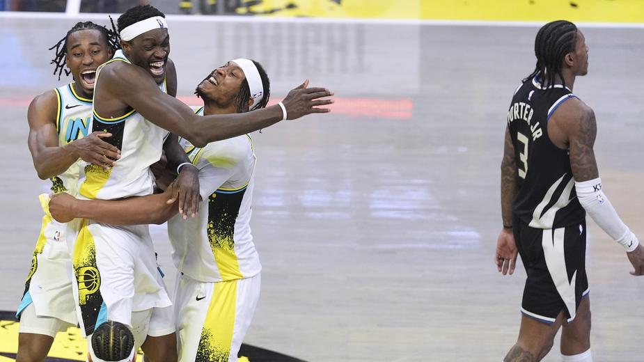 溜馬加時擊敗公鹿，以場數4:1晉級東岸四強。(美聯社)