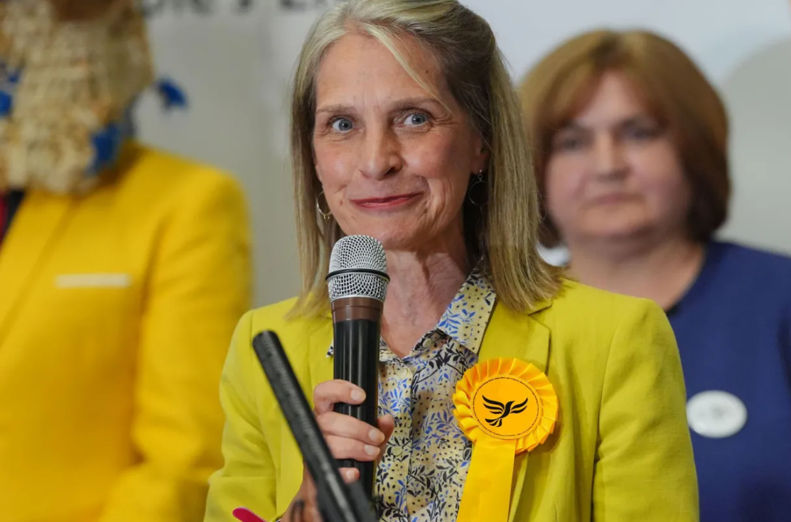 外媒報道，英國自由民主黨下議員霍布豪斯（Wera Hobhouse）上周與丈夫前往香港希望看望剛出生的孫子，以及在香港工作的兒子，在機場被香港方面拒絕入境