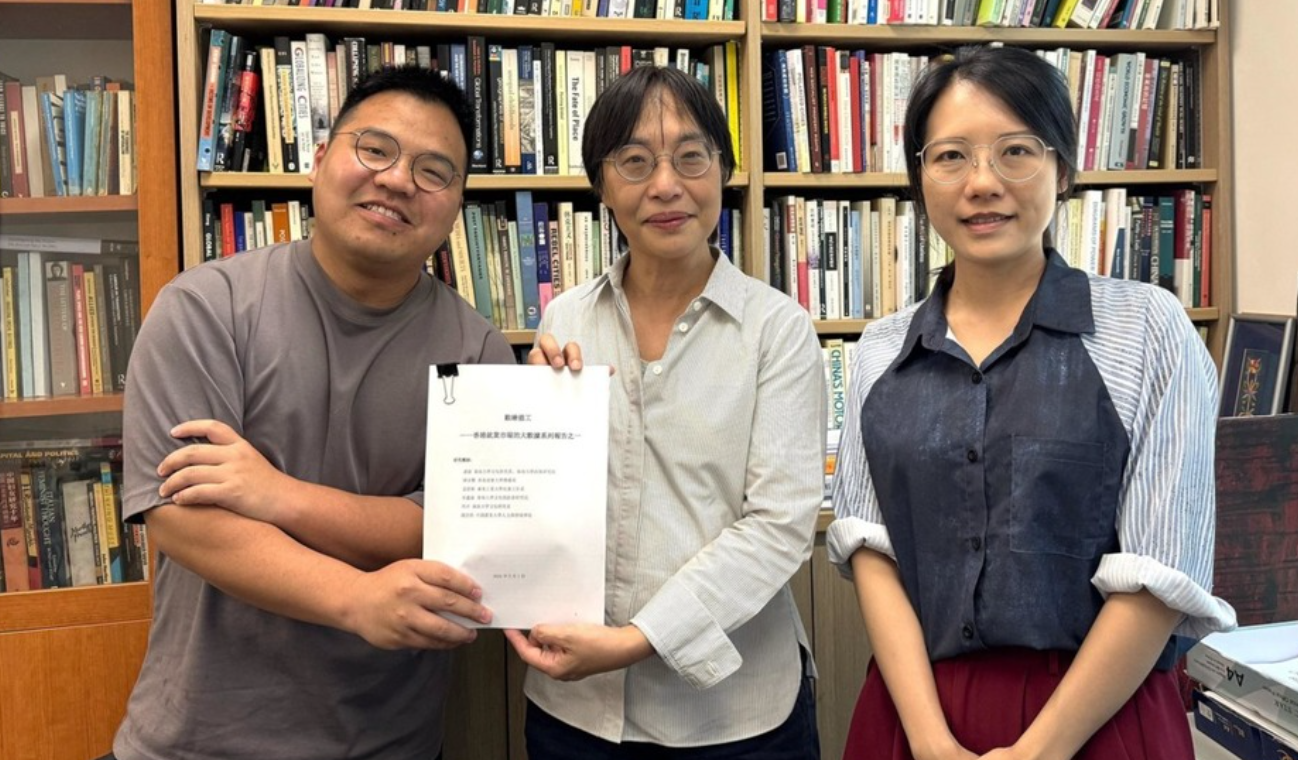 嶺大研究揭示4成職缺來自傳統服務業業。左起：嶺大文化研究系助理教授（研究）周洋、嶺大文化研究系講座教授潘毅、嶺大文化與創意研究院助理教授（研究）宋鑫淼（嶺大提供）