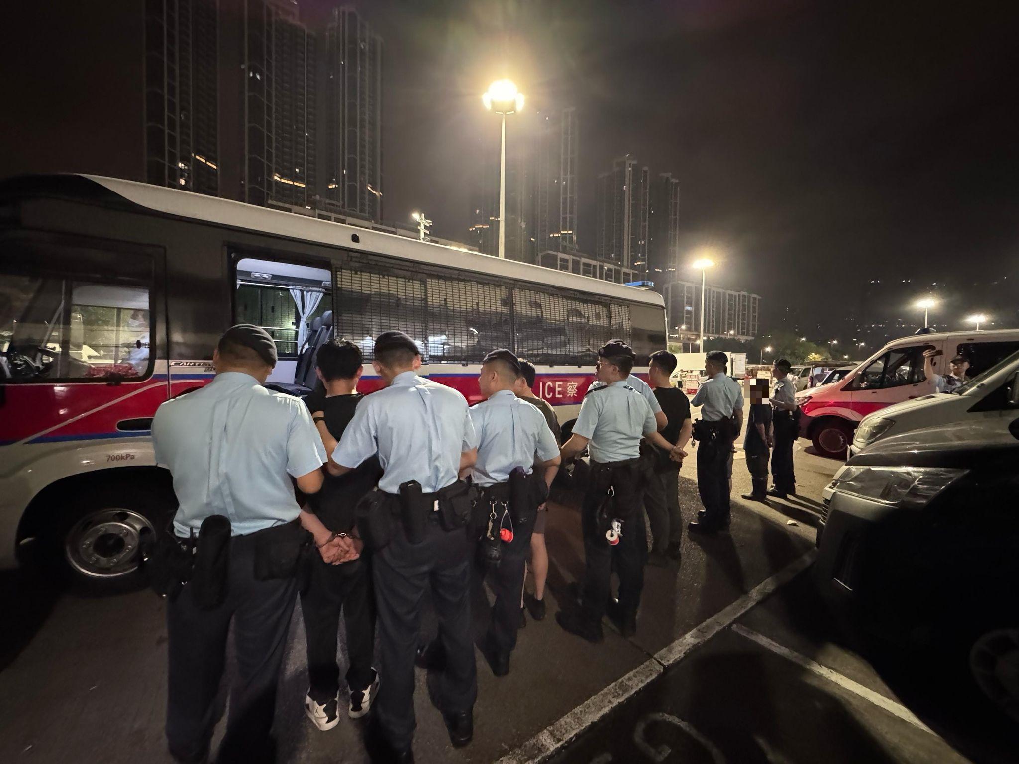 跨部門深水埗長沙灣反黑工，拘12內地男包括通緝犯。(警方圖片)