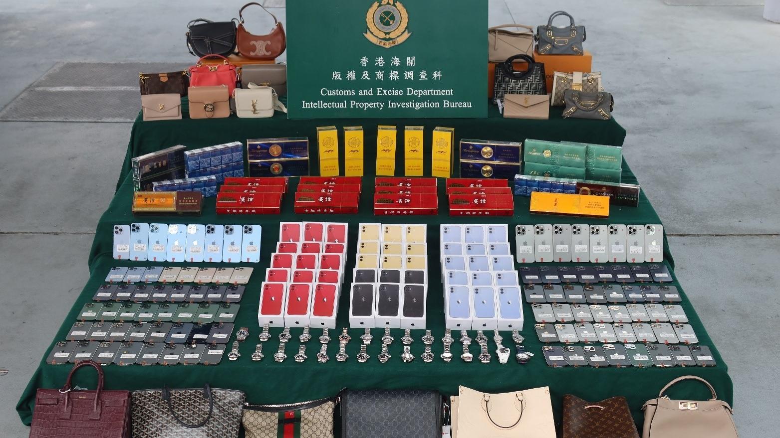 圖示檢獲的懷疑冒牌貨物和懷疑私煙。（政府新聞處圖片）