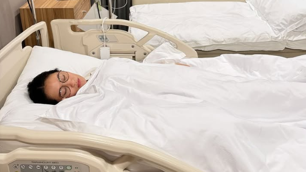 佩通坦的丈夫彼多發布一張佩通坦於醫院病床休息照片，配文「別人提醒你不聽，身體早已發出警告。」