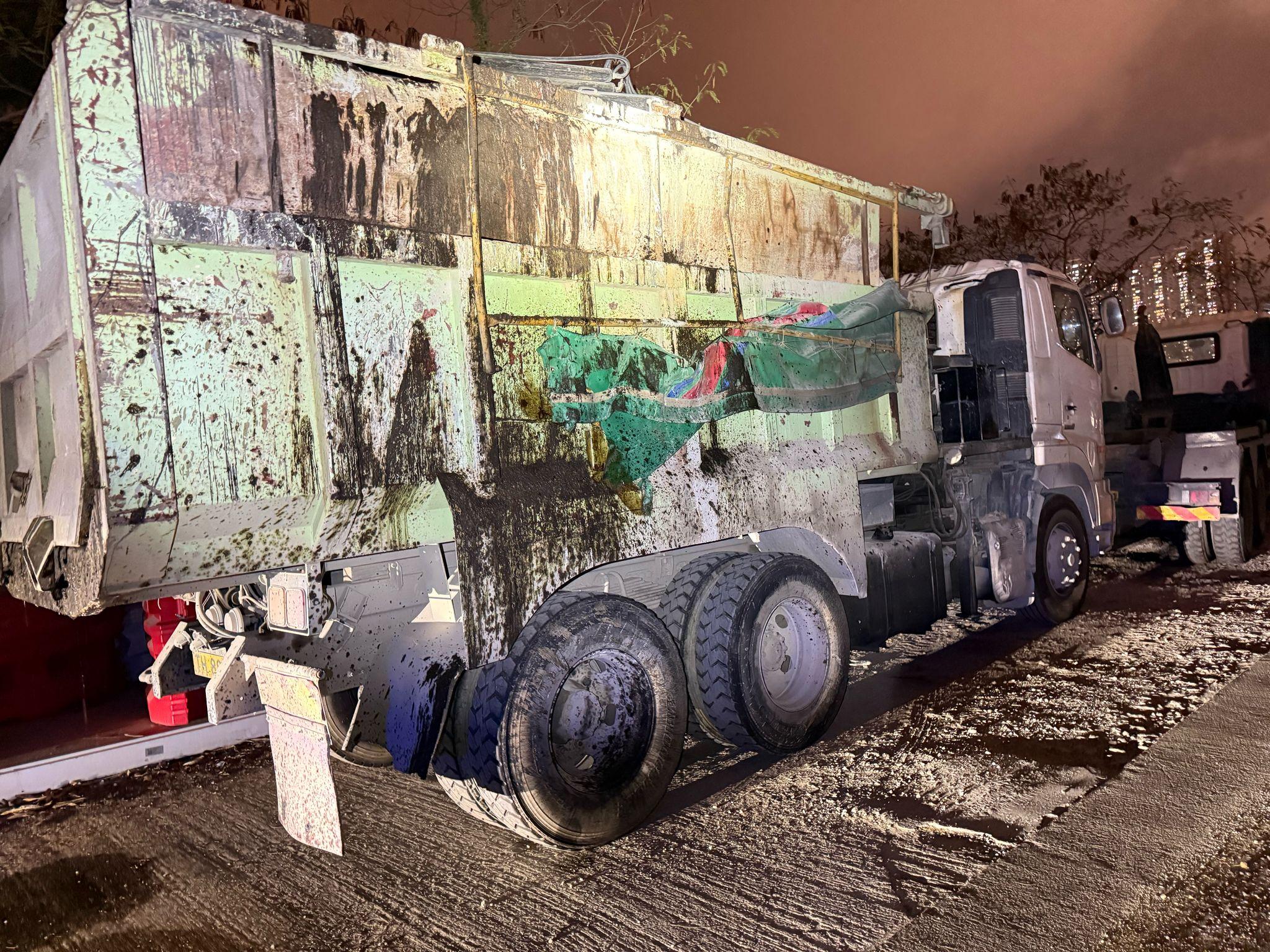 涉案的中型貨車現正被扣押於九龍灣汽車扣留中心作進一步檢驗。(警方圖片)