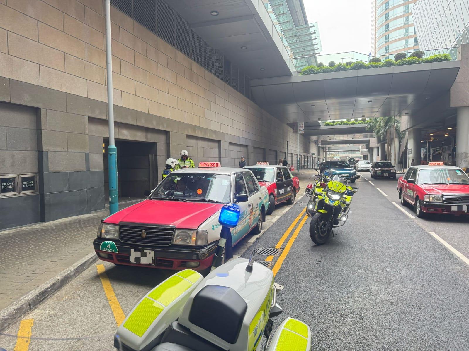 警港島交通日發1718張牛肉乾，拘一欠罰款男司機。(警方圖片)