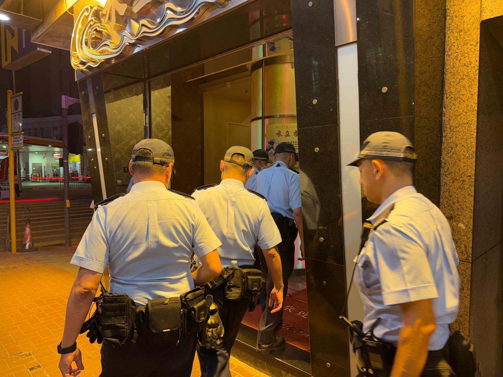 警旺角巡查15場所378人，拘販毒男檢6.4萬元可卡因。(警方圖片)