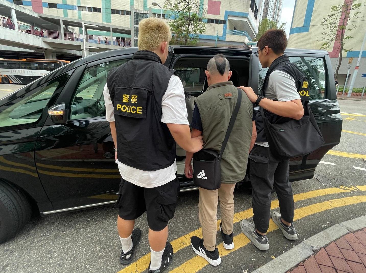 警荃灣單位檢3900隻咸碟拘69歲男。(警方圖片)