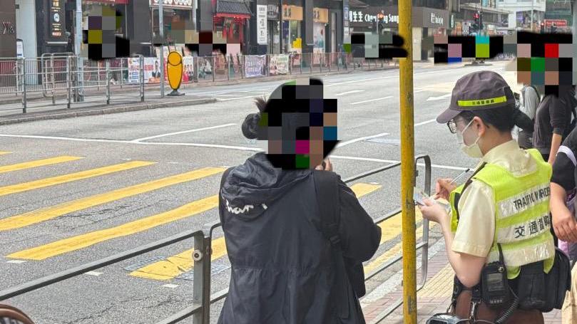 西九龍交通日警發1,200張牛肉乾，拖6車拘兩人。（警方圖片）