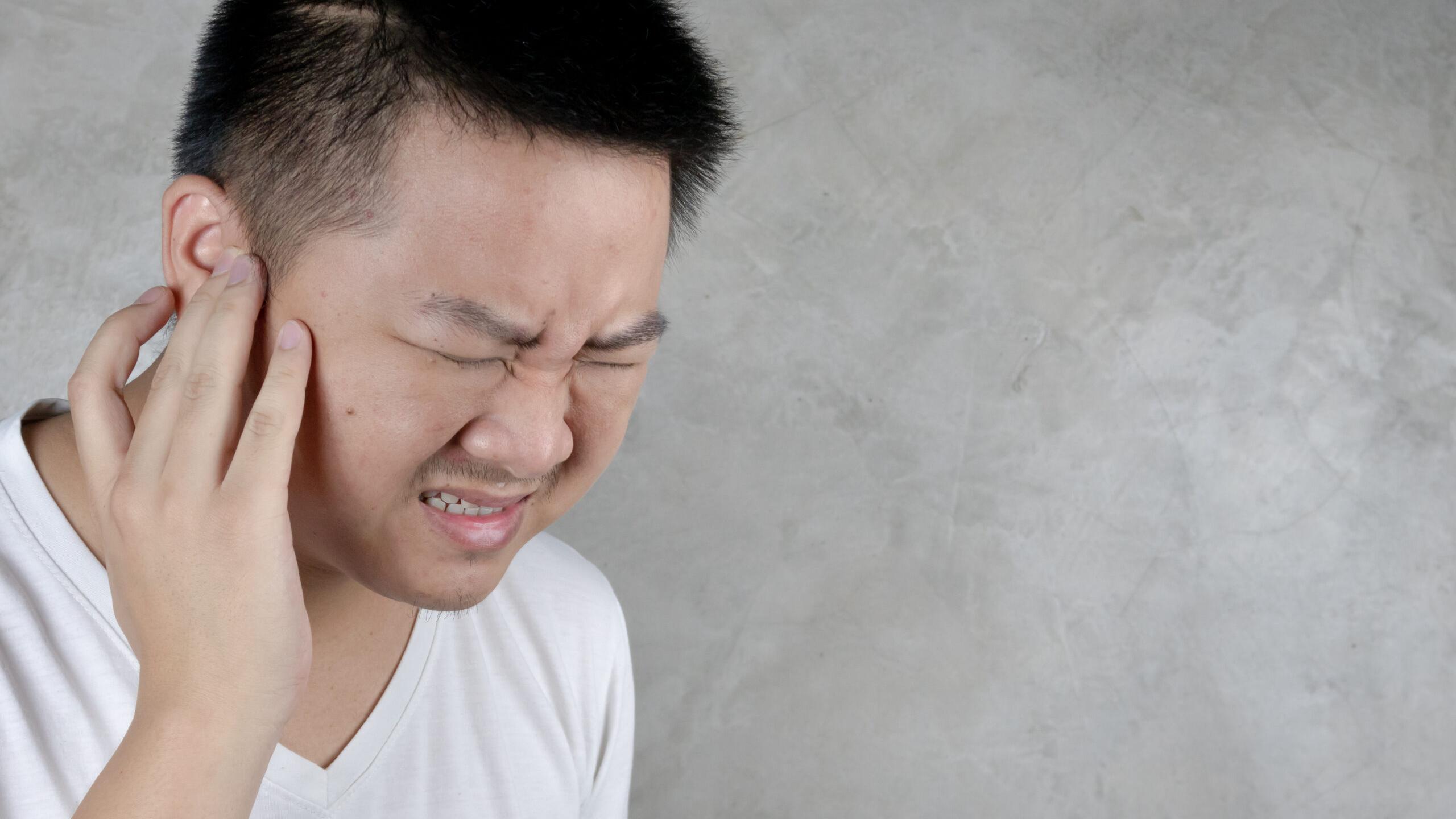 許多人都會輕忽單側耳悶的症狀，以為只是感冒引起的，但其實單側耳悶的原因很多。