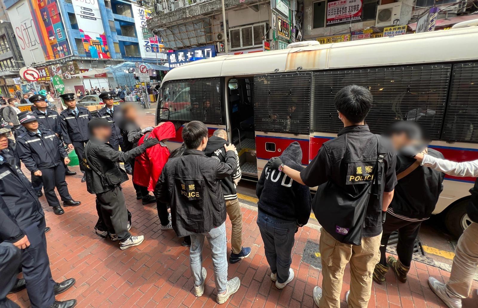 警旺角深水埗打擊黑幫，搗毒窟武器庫拘16人。(警方圖片)