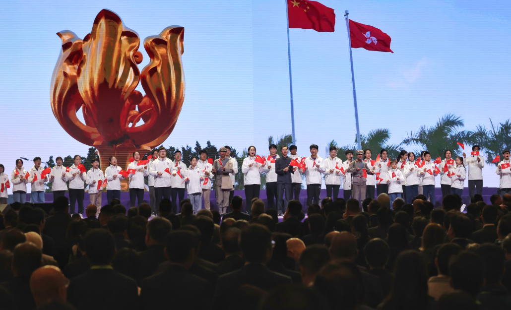 4月15日，香港特別行政區維護國家安全委員會在會議展覽中心舉辦「全民國家安全教育日」開幕典禮暨主題講座。圖為國家安全教育參訪團的成員們，表演舞台情景短劇《學子心 祖國情》，展現自己在參訪過程中的所見所聞與內心感受。（中通社）