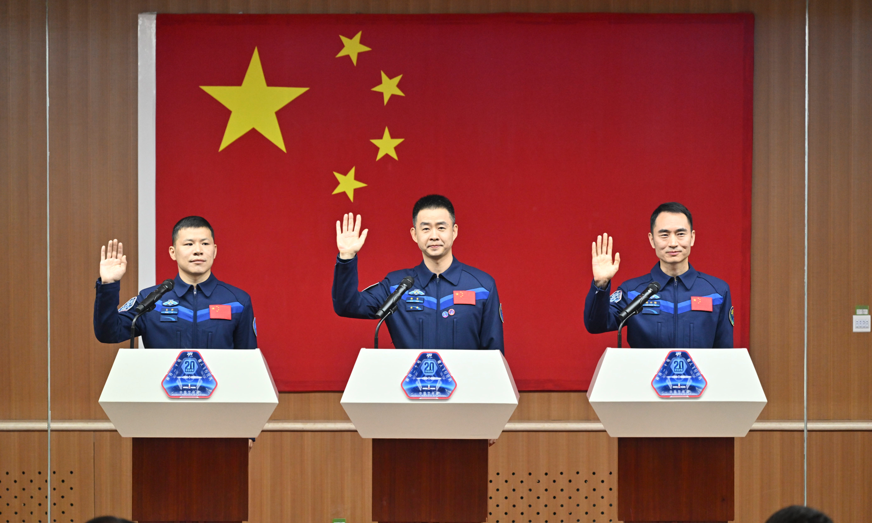 4月23日，神舟二十號載人飛行任務航天員陳冬（中）、陳中瑞（右）、王杰在酒泉衞星發射中心問天閣與媒體記者集體見面。 (新華社)