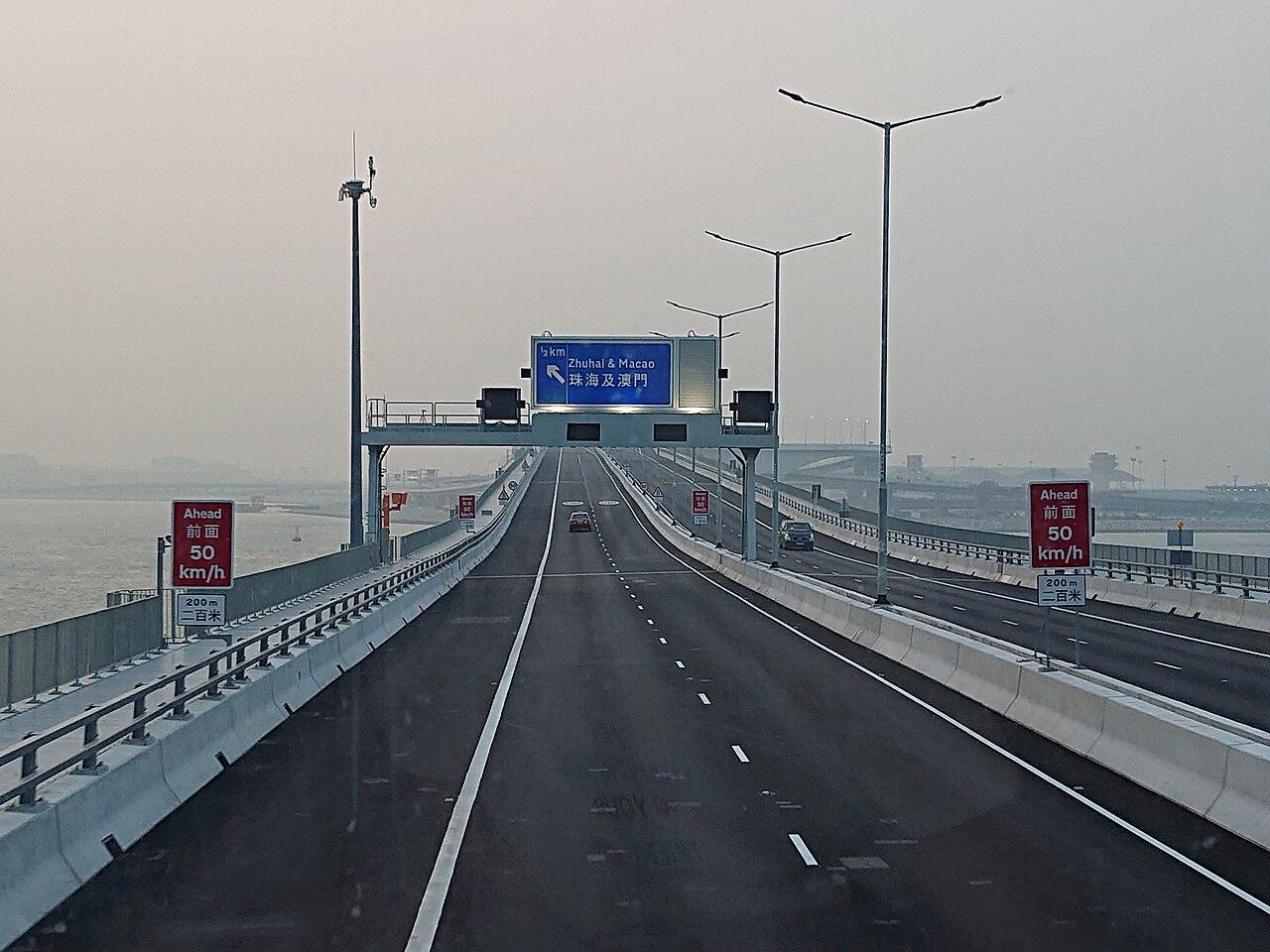 機場私家車疑失控撞路壆，30歲男司機涉酒駕被捕。(維基百科圖片)