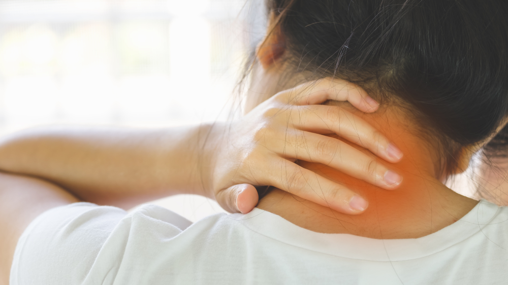 除了年齡增長造成關節退化(如長骨刺)外，運動傷害、外傷、過度負重、姿勢不良或長期搬重物等，都有可能加重小面關節的負擔，導致小面關節受損，造成發炎、疼痛不適，這就是「小面關節症候群」。