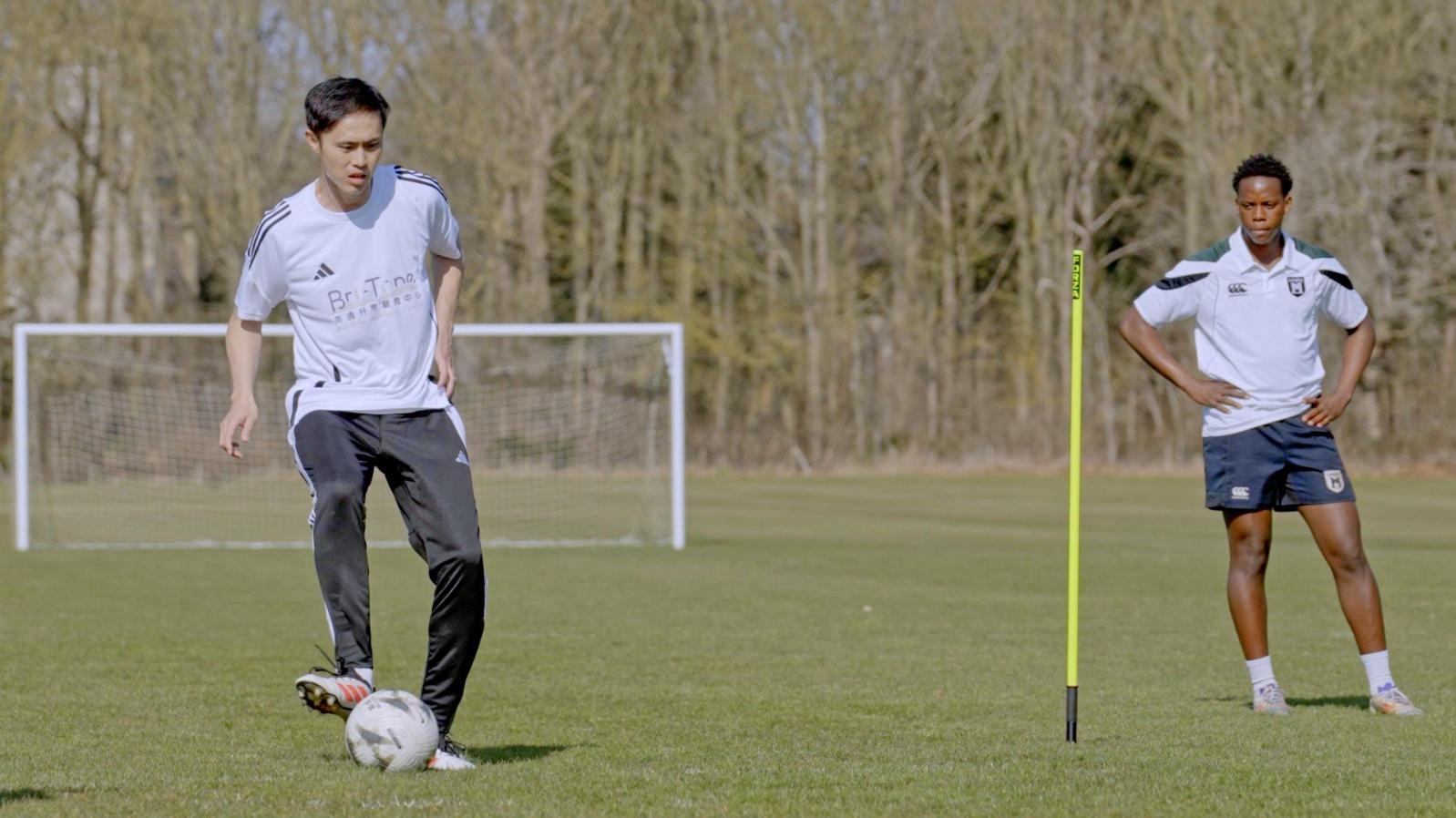 前香港代表隊長陳偉豪走訪英國的學校與體育場地。(公關圖片)