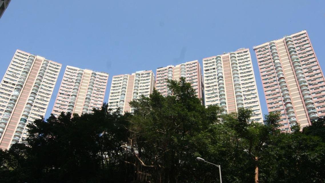 薄扶林碧瑤灣套兩房連天台特色戶，用家見價錢與分層戶相若，擲1,388萬元連車位承接。