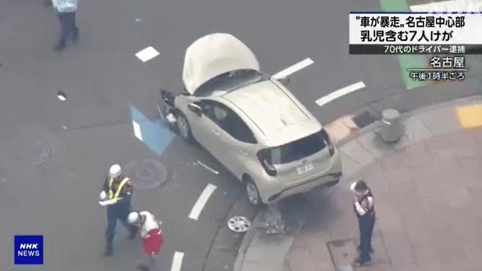 名古屋鬧市有私家車衝上行人路，撞傷途人。(互聯網)