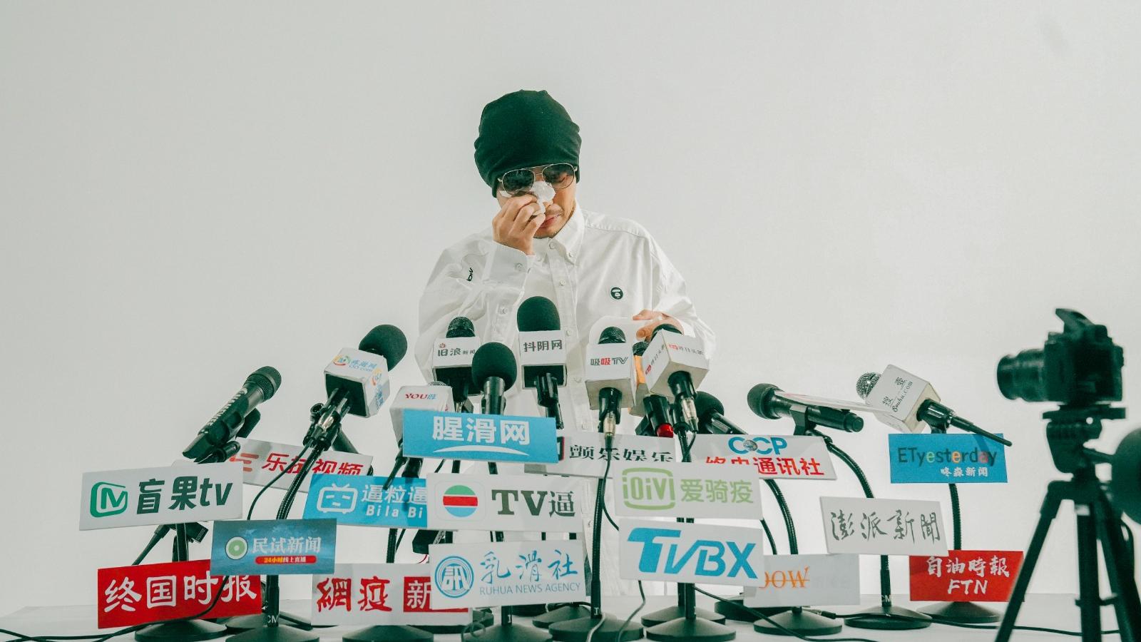 黃明志新歌《悔過書》重磅邀林夕填詞 為MV辦道歉記者會分享入獄入獄小知識