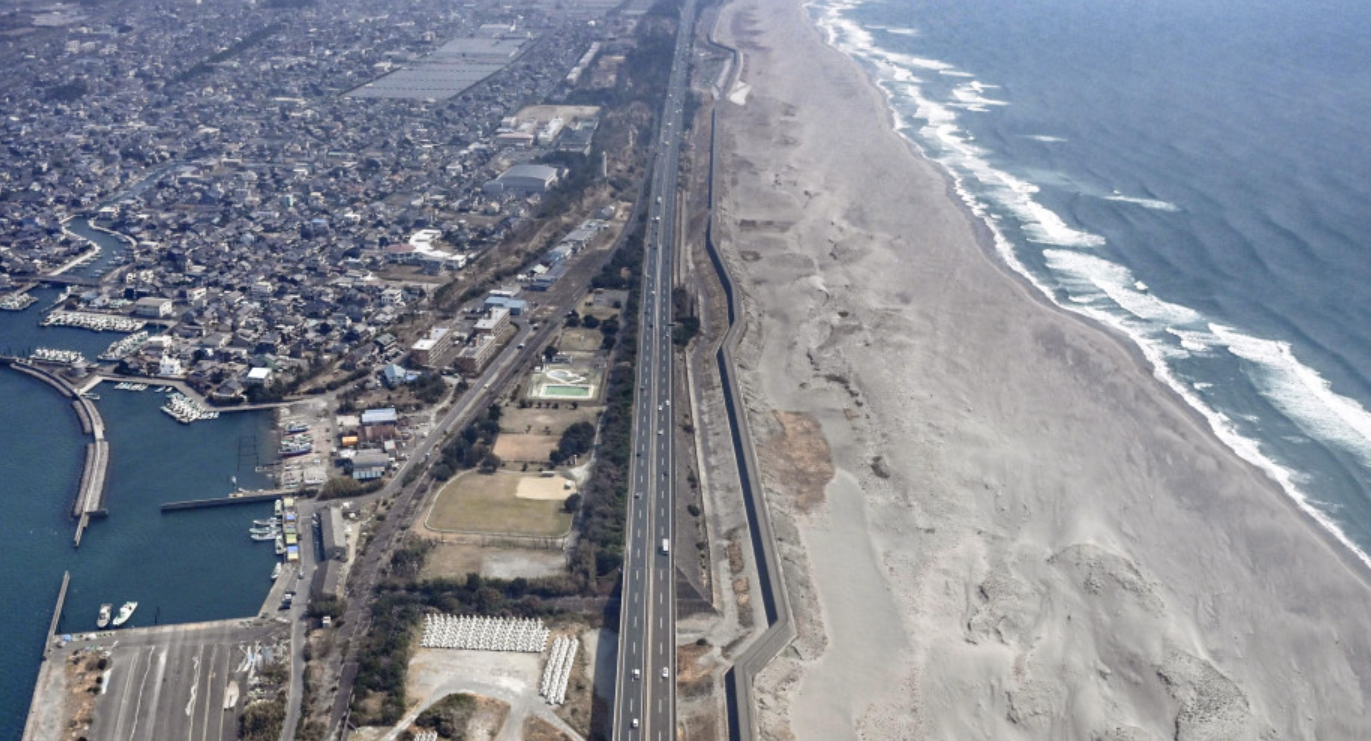 此前，日本官方機構的地震海嘯專家就南海海槽發生地震的潛在風險多次作出警示指若該處發生大地震，日本關東至九州一帶的太平洋沿岸有可能面臨超過10米的大海嘯，死亡人數恐超過29萬人。