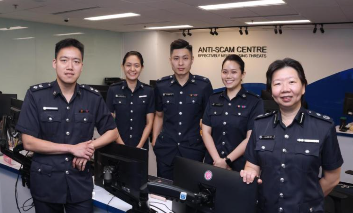 香港及新加坡警方合作，成功阻截一宗以Deepfake技術偽造「多人視像會議」的詐騙案，助新加坡一間公司事主追回全部50萬美金(約388萬港元)。右一為新加坡反詐騙指揮處助理局長葉葛心。(聯合早報)