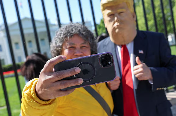 美國總統特朗普簽署備忘錄，豁免向部分產品徵收對等關稅。根據美國海關和邊境保護局的最新指引，公布獲豁免物品清單，包括智能電話、手提電腦、晶片、硬碟、電腦處理器和記憶體、太陽能電池，以及用於製造半導體的機器。(路透社)