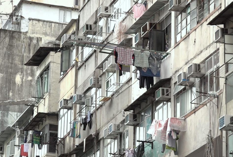  審計署表示，強制驗窗計劃自2012年6月底推出，截至去年，有65萬7千多份法定通知已獲遵從，但同期有26647份通知未獲遵從。（港台圖片）