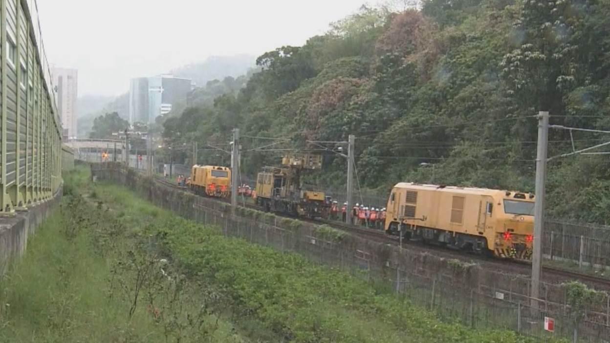 港鐵一列用作檢查架空電纜的工程車在東鐵線火炭站附近發生故障。(NOW新聞台畫面)