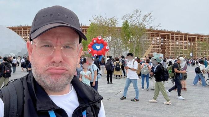 卡梅倫在大阪關西世博會場內扁咀自拍。(互聯網)