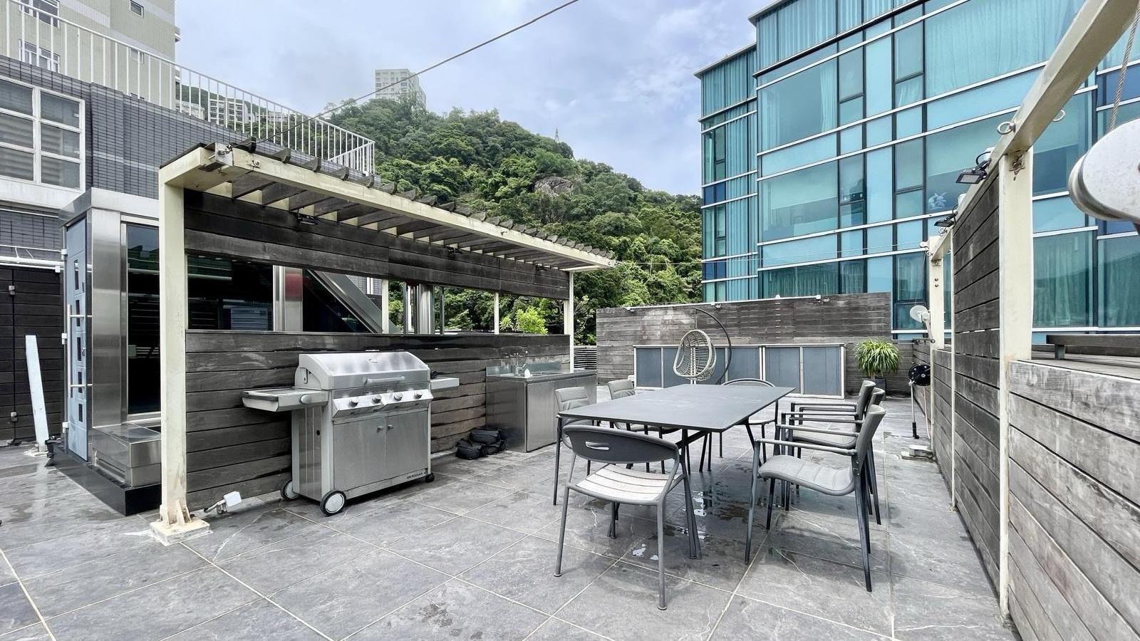 東半山嘉苑頂層連天台自製相連戶，天台面積有逾千呎，空間非常闊大。(代理提供)