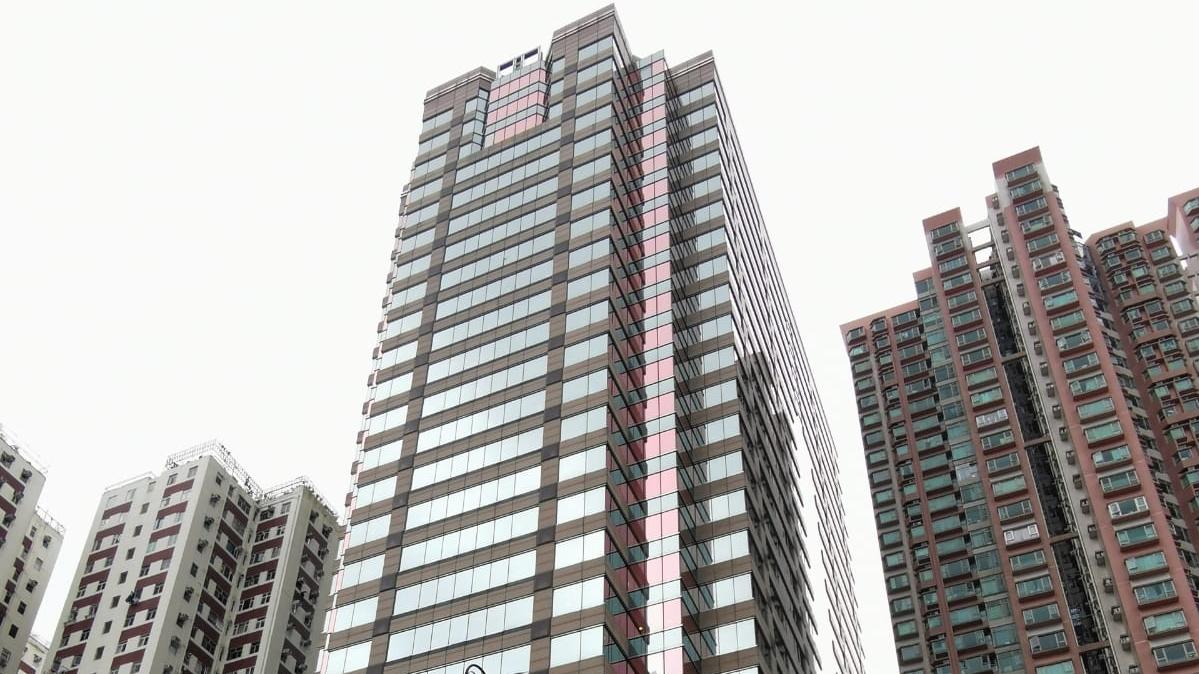 北角港運大廈低層全層樓面，以意向呎租約20元招租，較大廈最近成交呎價低約三成。