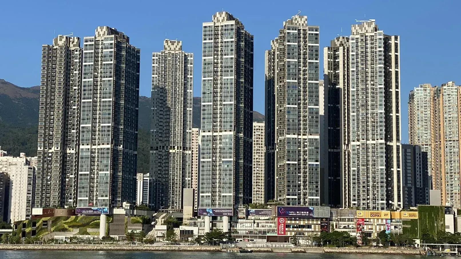 荃灣西海之戀套三房汀九海景戶，獲換樓客以低市價近7%承接。