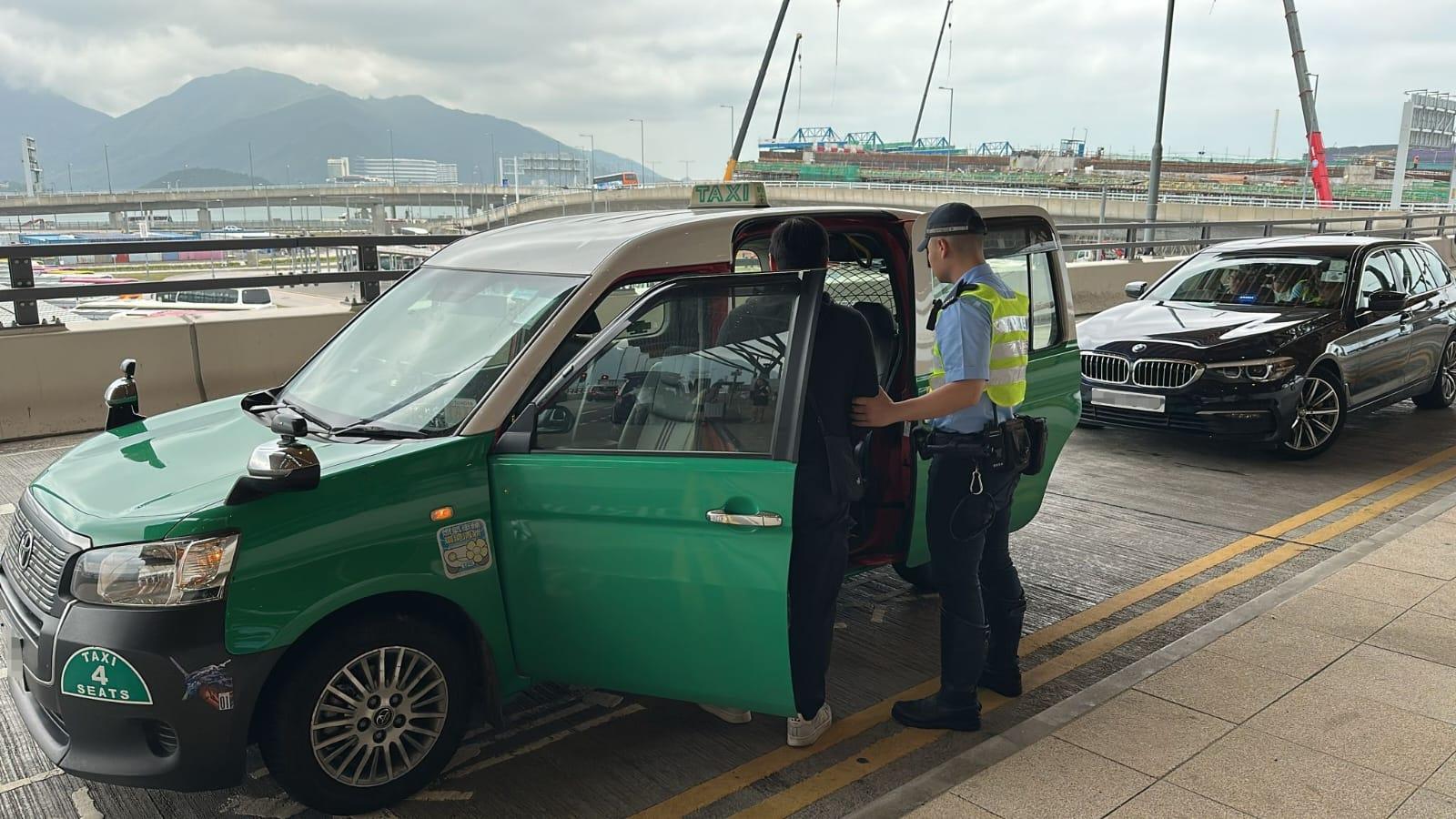 警方「放蛇」打擊黑的。