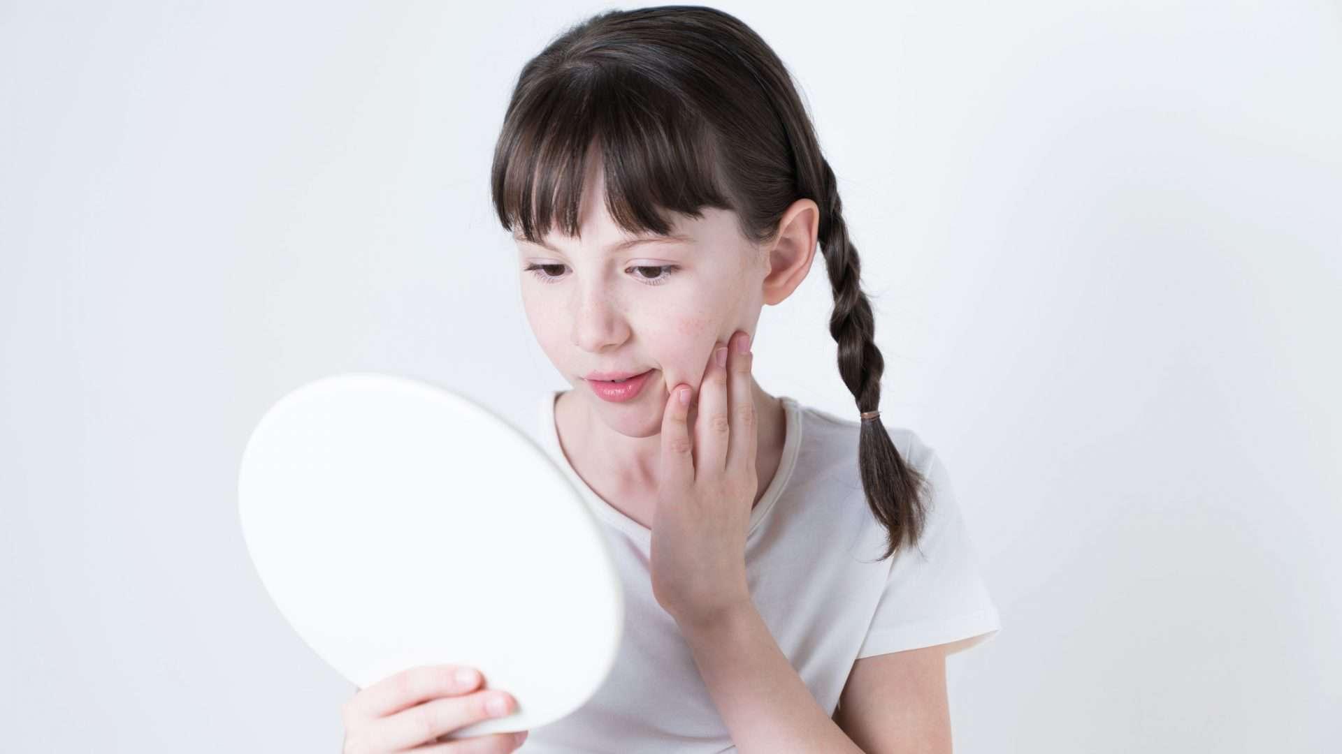 如果女孩在8歲前出現胸部發育，男孩在8歲前出現體毛或變聲，可能是性早熟跡象。