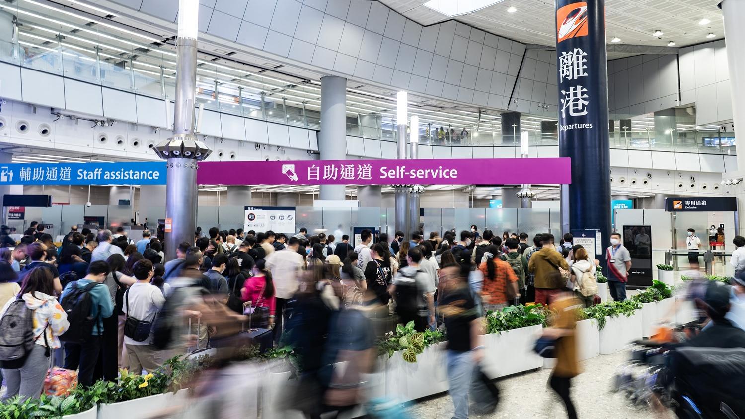 大量港人復活節假日出境。(中新社)
