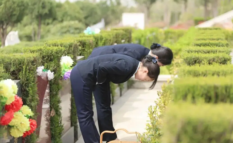 來自河南洛陽的00後女孩可可從事殯葬行業，去年10月入職洛陽鳳凰山陵園，主要工作是在陵園代親祭掃。(《大河報》圖片)