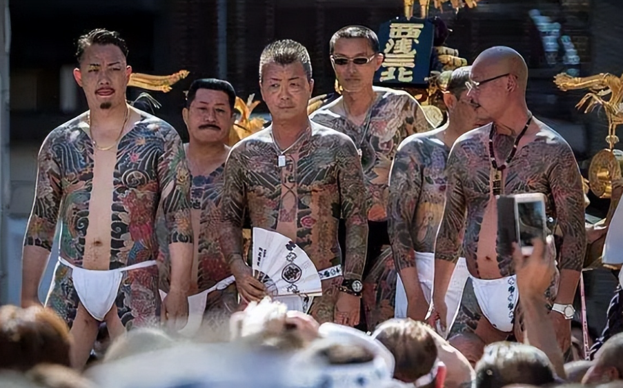 日本黑幫一直佔據著日本社會的「灰色地帶」，法律上並不非法，且總部公開存在，但近年在警方打壓、社會容忍度下降及經濟不景氣下，成員數目不斷減少。(資料圖片)