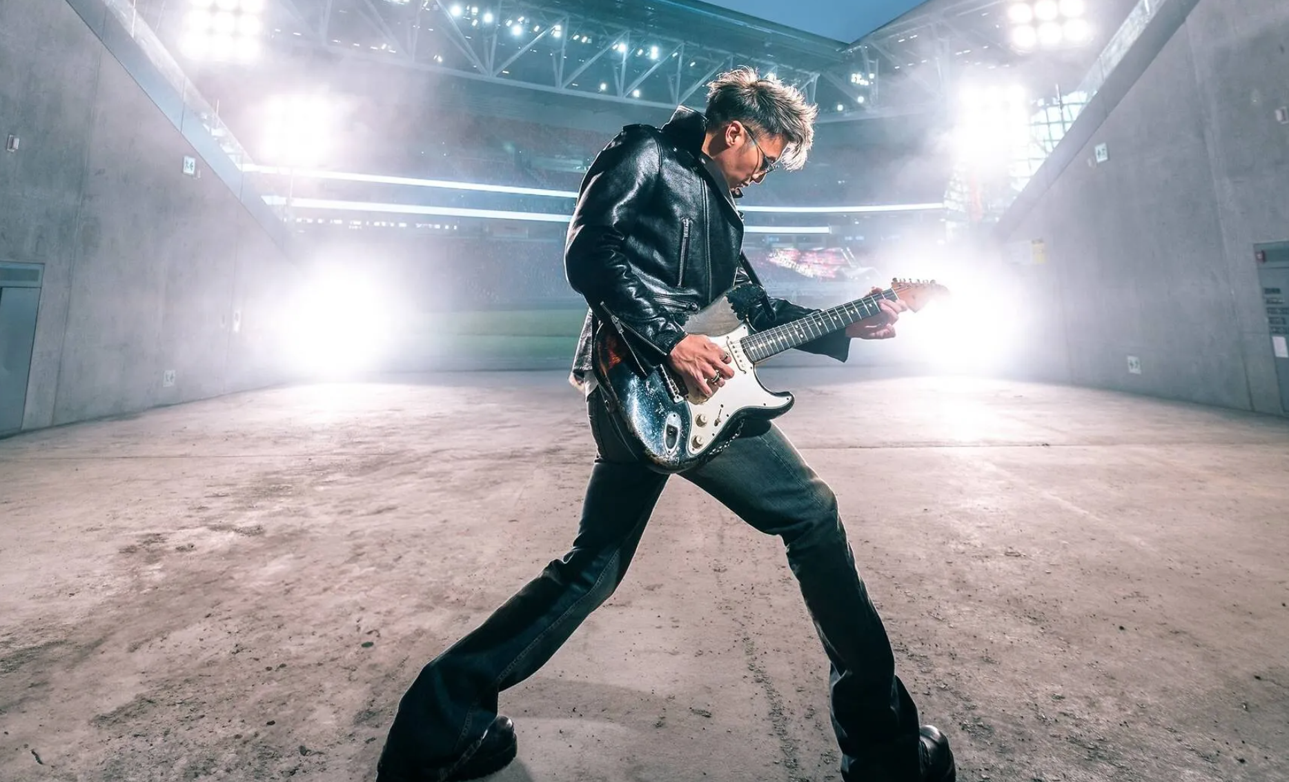 歌手謝霆鋒將於周四至下周日晚上（24至27日）在啟德體育園主場館舉行四場演唱會，為首名在園區開個唱的本地藝人。