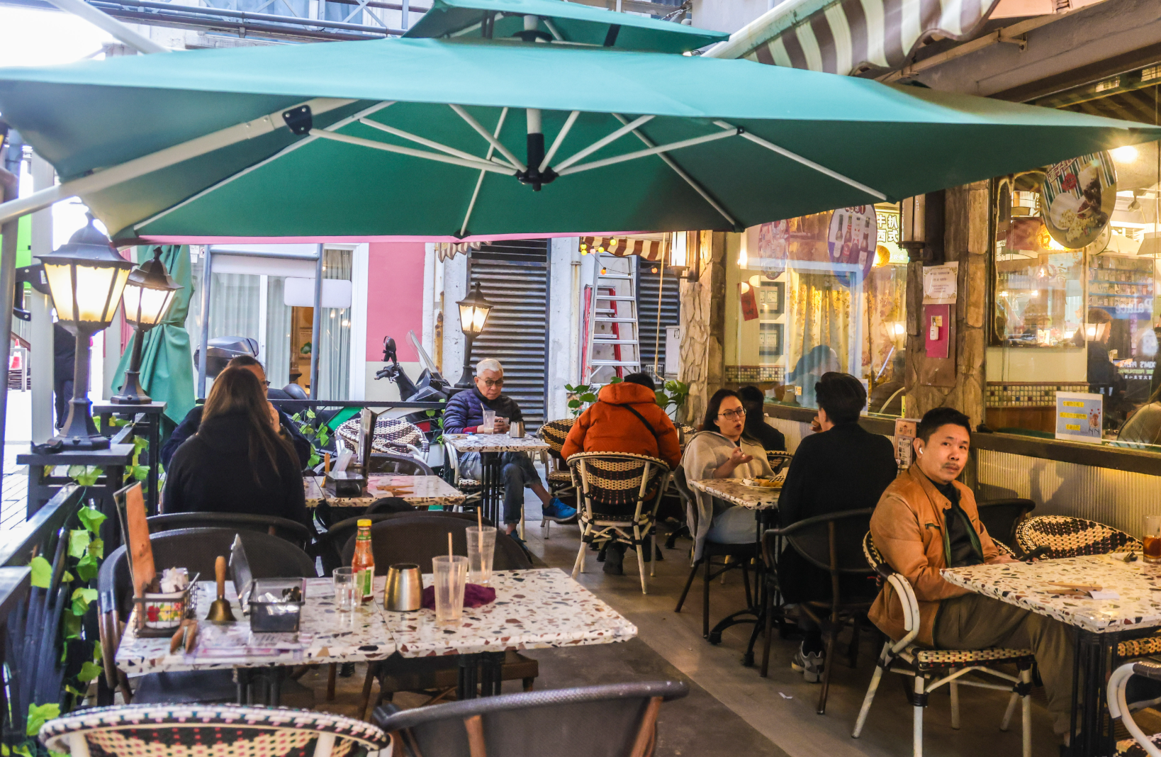 香港餐飲聯業協會會長黃家和估計，黃金周期間訪港的內地旅客數目，會比政府估計的84萬人次為多，對餐飲業的生意亦有幫助，估計生意較去年有約5%增長。(中通社資料圖片)