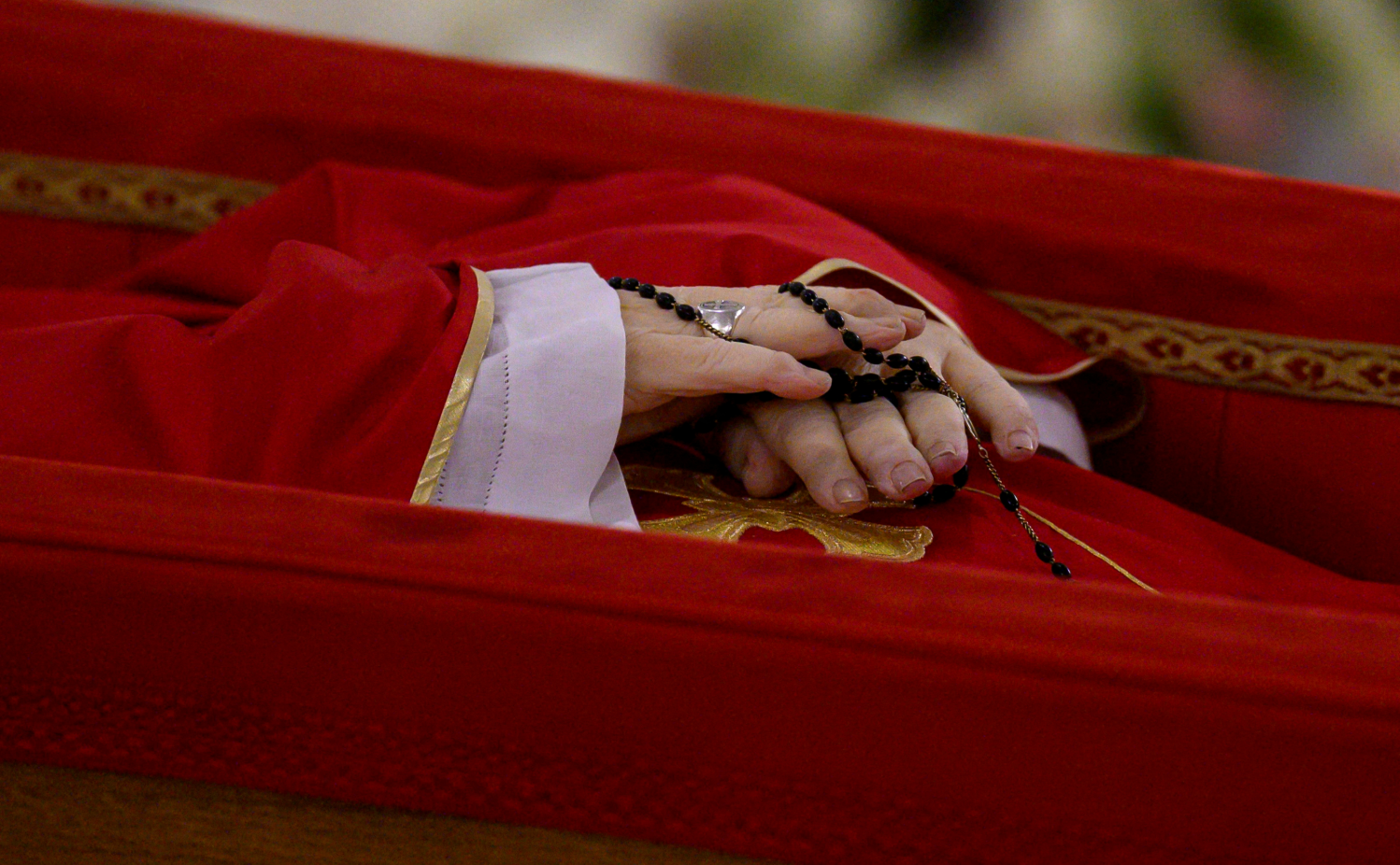 梵蒂崗發放照片，顯示靈柩安放在聖瑪爾大之家教堂。（路透社）