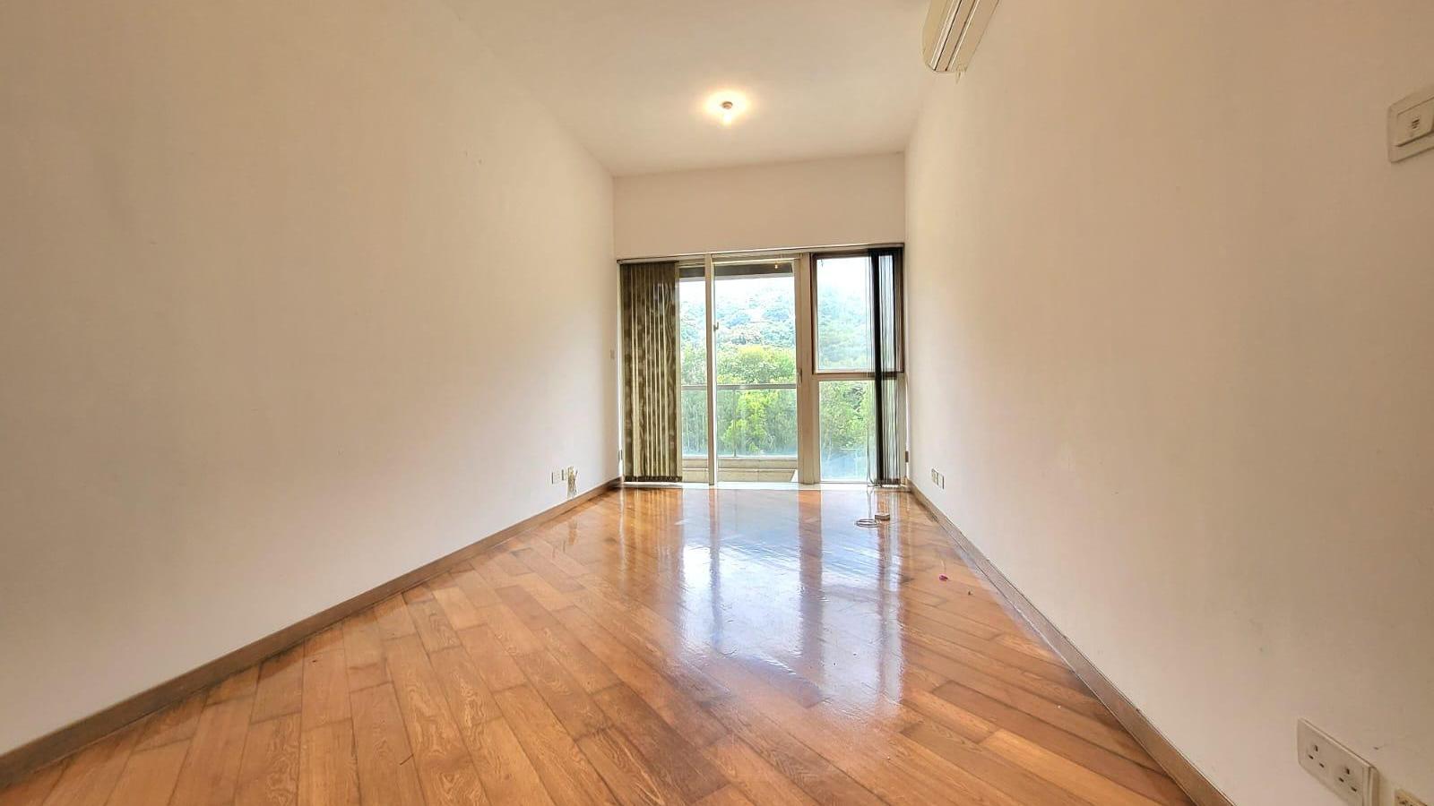 大廳外接露台，面向山巒，景觀非常清幽。(代理提供)