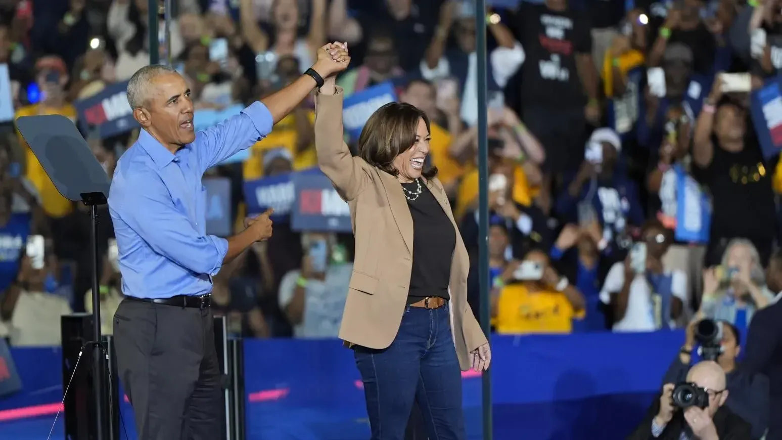 美國前總統奧巴馬（左）被曝曾反對前副總統賀錦麗（中）參選總統。（資料照／美聯社）