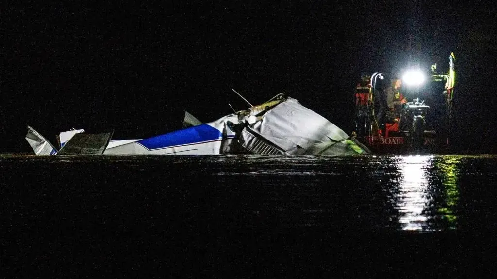 美國內布拉斯加州道奇郡（Dodge County）18日晚間發生小型飛機墜河事故，3名乘客全數罹難。（圖/翻攝自X）