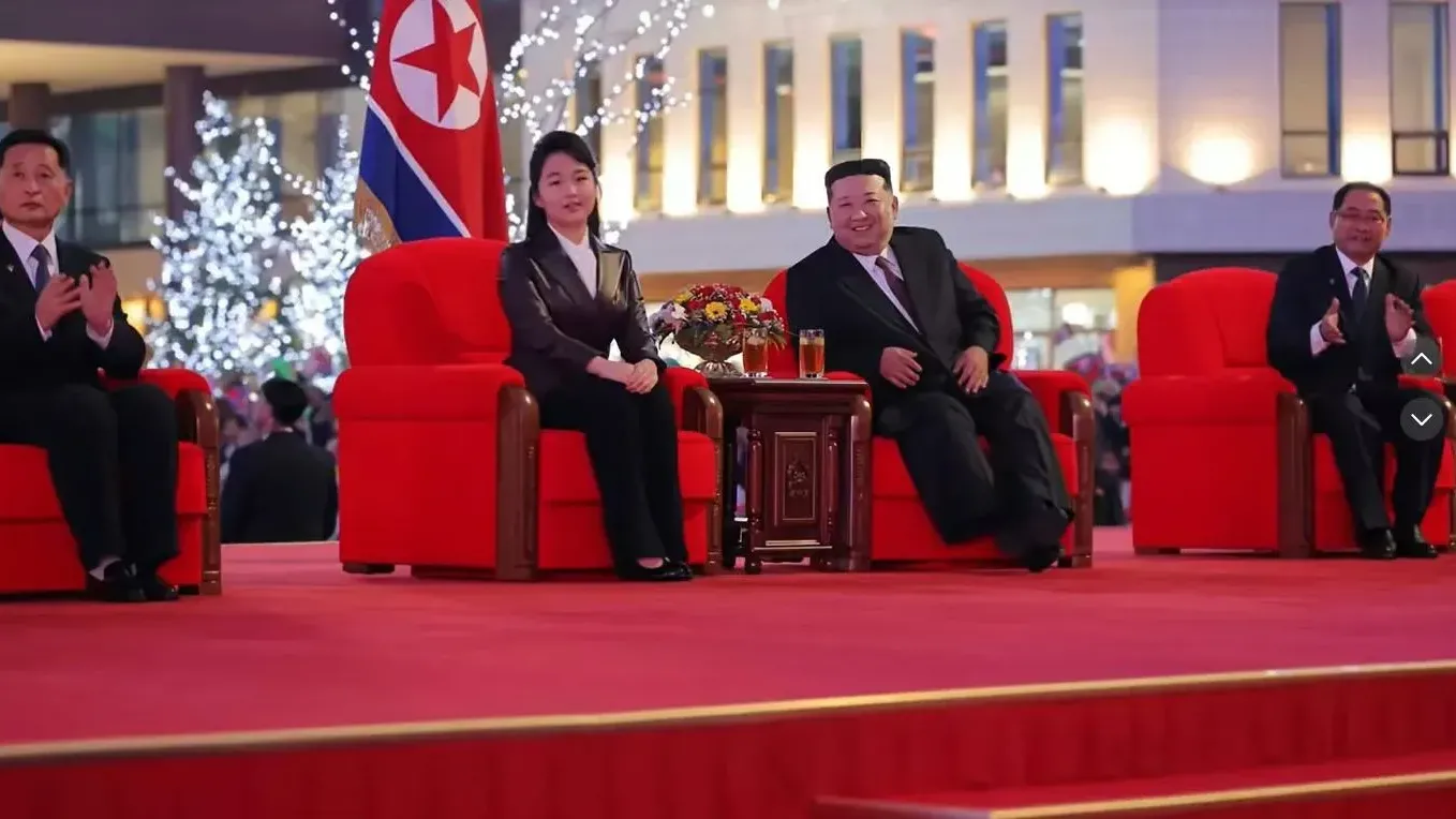 金正恩（右二）與女兒金主愛（左二）15日出席平壤活動。（圖／翻攝自TikTok@kpdprk）